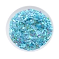 Gros plan de paillettes nail art irisées bleu clair en forme de lapin sur plateau - Bleu
