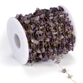 Dettaglio di pietre di ametista naturale e catena di perline dorate su bobina - Catena in Acciaio Inossidabile in Pietra Naturale 1m/21g / Viola
