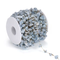 Dettaglio di perline in pietra naturale azzurra con catena dorata su rocchetto di plastica - Catena in Acciaio Inossidabile in Pietra Naturale 1m/21g / Blu