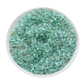 Vue macro de paillettes étoiles vert menthe irisées pour nail art en bol blanc - Paquet de 4x4mm/10g / vert clair