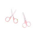 Dettaglio di piccole forbici di sicurezza rosa con manici floreali e lame in acciaio inox - Rosa