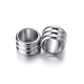 Vue macro de perles cylindriques en acier argenté avec détails de texture triple anneau - Ensemble de 20 Pièces / Couleur Acier (6.5*4.5mm/ID 5mm)