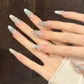 Unghie finte blu cat-eye con farfalle metalliche e piccole perle decorative - XS / Ovale Lunga (3229)