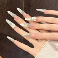 Unghie finte cat-eye grigie con fiori 3D e perle eleganti su sfondo in legno - XS / Stiletto Sottile