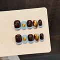 Unghie finte corte quadrate marroni e blu con foglia d'oro e dettagli in rilievo - Extra Piccolo (XS) / Contrasto Cioccolato Blu (542)