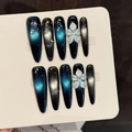 Handgefertigte Kunstnägel mit Schwarz-Blau Katzenaugen-Verlauf und 3D-Blumen-Dekor - XS / Tiefblaue Sternblume (W65--Lang Gespitzt)