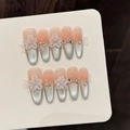 Unghie finte sfumate rosa e argento con fiori 3D, perle e dettagli di farfalla - Extra Piccolo (XS) / Ovale Lungo