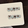 Faux ongles œil-de-chat bleus avec nœuds 3D marron et motifs de cœur sur carte - Très Petit (XS) / Court Rond Carré
