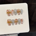 Handgefertigte Kunstnägel mit Marmortextur, Silberglitzer, Perlen und goldenen Metallstreifen - Kurzer Trapezstil (Größe XS) / Extra Klein (XS)