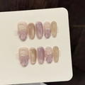 Unghie finte fatte a mano con effetto cat-eye viola, conchiglie 3D e perle sofisticate - Extra Piccolo (XS) / Ovale Medio (W235)