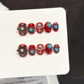 Squisiti unghie finte rosse con fiori di smalto blu, perle e decorazioni di strass - Extra Piccolo (XS) / Extra Corto Tondo