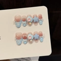 Unghie finte sfumate rosa e blu con decorazioni 3D a ciambella, fiocchi e stelle lucide - Extra Piccolo (XS) / Ovale Corto