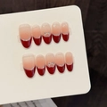 Unghie finte sfumate rosse fatte a mano con glitter argento e fiocchi di strass - Extra Piccolo (XS) / Ovale Corto (W376)