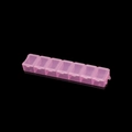Détail de la boîte de rangement rose translucide à 7 compartiments et couvercles - Rose