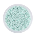 Vista dall'alto di perline di vetro verde menta 2mm in un contenitore rotondo trasparente - 2mm Circa 1800pz/Confezione/18g / Blu lago