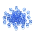 Detalle macro de cuentas de cristal facetado azul claro para creación de joyería DIY - Azul transparente