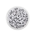 Primer plano de cuentas de acrílico blanco con corazón negro para hacer joyas - Redondo Blanco Negro Símbolo Corazón / Paquete de 100