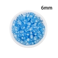 Vue détaillée de perles cubiques en acrylique bleu translucide de 6 mm avec lettres - Perles de lettres anglaises carrées (6mm) / Fond Bleu Texte Blanc