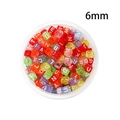 Gros plan de perles carrées en acrylique de 6mm avec lettres dans une boîte ronde en plastique - Perles de lettres anglaises carrées (6mm) / Transparent avec lettres blanches
