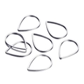 Detalle macro de siete monturas metálicas plateadas en forma de gota para pendientes DIY - Blanco K/Plata