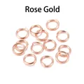Dettaglio di 12 anellini aperti in oro rosa per gioielli fai-da-te su sfondo bianco - 0.7*4mm / Oro rosa