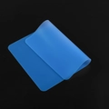 Tappetino in silicone blu traslucido flessibile per gioielli in resina su sfondo nero opaco - Blu / Medio