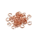 Nahaufnahme von roségoldenen Biegeringen für die Schmuckherstellung mit Metalloberfläche - 0.8*6mm / KC Gold