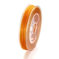 Vue détaillée du fil de cristal élastique orange sur une bobine pour bijoux faits main - 50m Par Bobine / Orange
