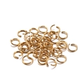 Makroansicht goldener offener Binderinge für DIY-Schmuckherstellung und Armbandmontage - 0.8*6mm / Hellgold