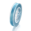 Vue détaillée du fil de perles élastique bleu clair enroulé sur une bobine en plastique - 50m Par Bobine / Bleu Ciel