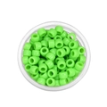 Makro-Detail von festen grünen Acrylperlen mit glatter Oberfläche in Klarsichtbox - 100 Stück/Packung (8,3x5,8 mm) / Fluoreszierendes Grün
