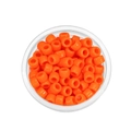 Makroansicht von hellorangen Acrylperlen mit großen Löchern in einer Klarsichtschale - 100 Stück/Packung (8,3x5,8 mm) / Lebendiges Orange