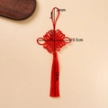 Pendentif nœud chinois rouge traditionnel avec pompon soyeux sur fond beige minimaliste - Style Rouge à 10 Disques