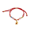 Detail von rotem geflochtenem Armband mit goldenem Einhorn-Anhänger und Perlen - 1 Stück / Rotes Glückspferd mit rosa Glasperlen