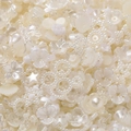 Vue macro de perles assorties en résine ivoire pour la création de bijoux DIY - 20g/Paquet env. 5-15mm / Blanc