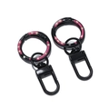 Detalle de mosquetones negros de 5cm con diseño de dona y puntos rosas y blancos - 1 Pieza/Aprox 5,4g / Negro