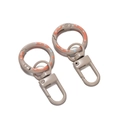 Detalle de anillo de resorte de 5cm con cierre giratorio lacado en beige con lunares - 1 Pieza/Aprox 5,4g / 2 Café