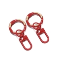 Detalle de mosquetones giratorios lacados en rojo con anillos decorativos de esmalte crema - 1 Pieza/Aprox 5,4g / Rojo