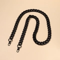 Matte schwarze Acryl-Taschenkette mit drehbaren Karabinerverschlüssen auf beige Untergrund - Mattschwarz