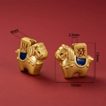 Dettaglio dei ciondoli a forma di cavallo zodiacale in oro opaco con smalto blu fortunato - Wealthy Blue Horse