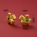 Dettaglio macro ciondolo cavallo dorato con smalto verde e simboli di fortuna 15x13mm - Wealthy Green Horse