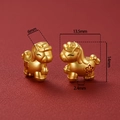 Foto macro de colgantes de caballo del zodiaco en oro con carácter Fu y flores - Pronto Florecerán Los Duraznos.