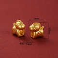 Detalle macro del colgante de caballo dorado del zodiaco con medidas y acabado mate - Caballito Gordo Con Monedas De Cobre Rojo