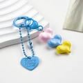 Dettaglio di ciondoli a cuore in resina colorata con catena a sfere blu e targhetta - Cuore Rosa Blu Giallo