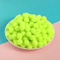 Pompones de poliéster verde neón para manualidades en una bandeja blanca mínima - Amarillo Fluorescente