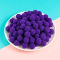 Pompones de poliéster púrpura vibrante para manualidades y decoración en un plato blanco - Púrpura profundo