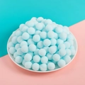 Pompones de poliéster azul claro en bandeja blanca para ropa y manualidades DIY - Azul Bebé