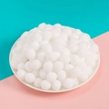 Pompones blancos de peluche para manualidades en fondo rosa y azul vibrante - Blanco