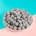 Montón de bolas de peluche de poliéster gris en una bandeja para accesorios DIY - Gris claro