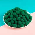 Pompones de poliéster verde oscuro en plato de cerámica blanca para manualidades DIY - Verde oscuro